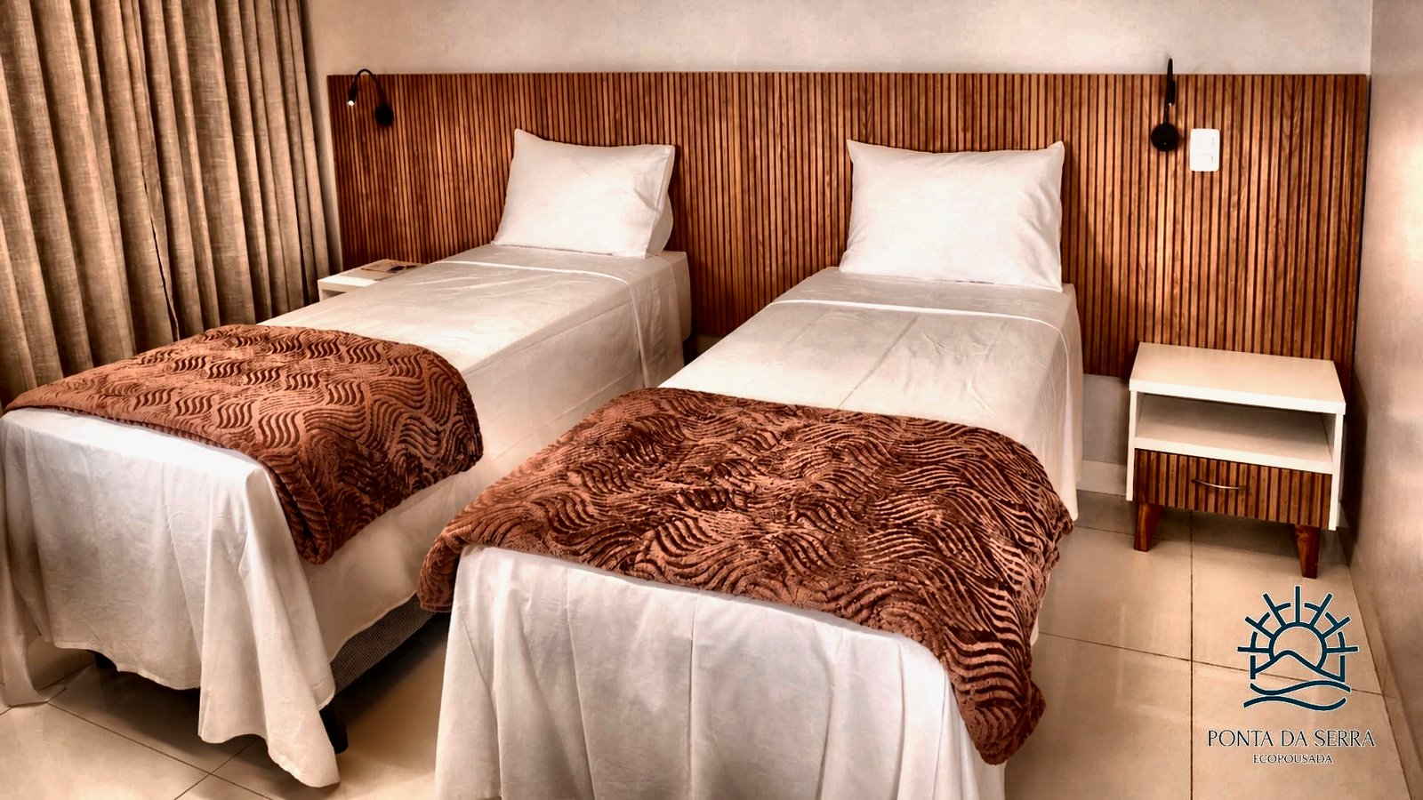 Apartamento com duas camas de solteiro e cabeceira de madeira ripada