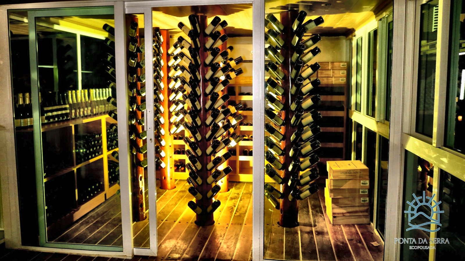 Adega climatizada da pousada com garrafas de vinho em destaque
